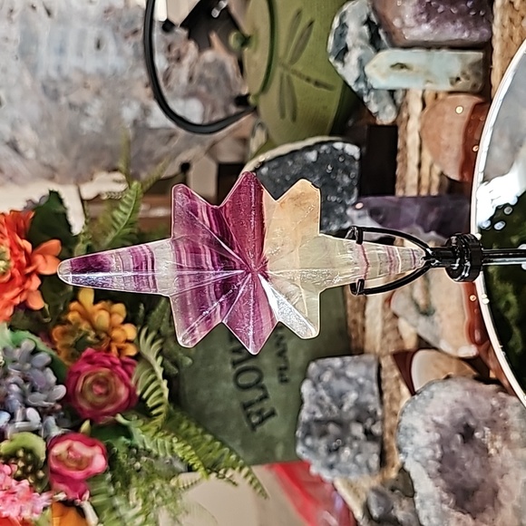 Beautiful Flourite Star Carving - Picture 5 of 12